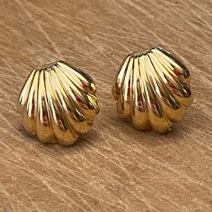 JCM 14K yellow gold small seashell stud earrings -EUC!